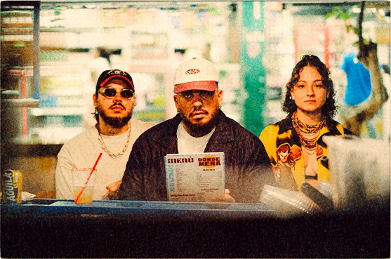 Los integrantes de Mother Flowers en una barra con un menú en la mano