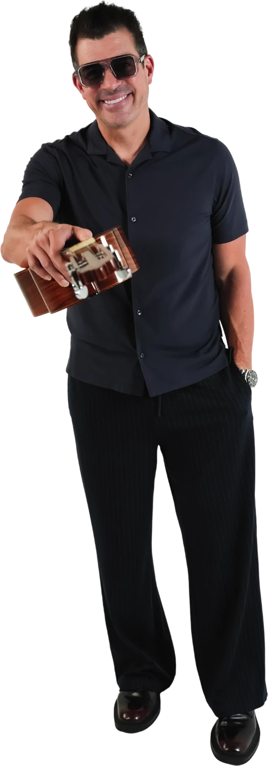 Rafael Pollo Brito sonriendo con una guitarra en la mano