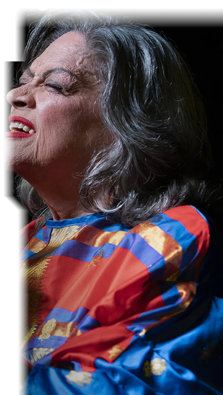 Soledad Bravo cantando
